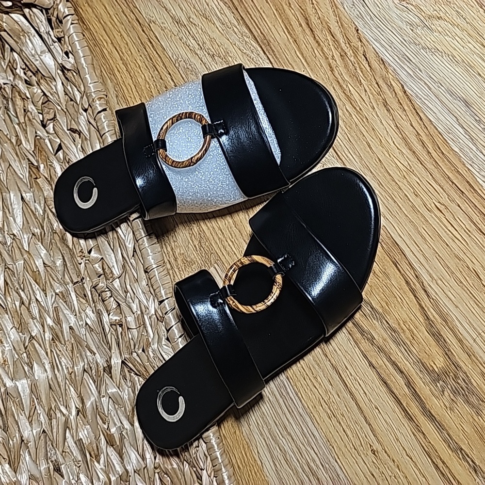 Women's size 8 flat sole sandal. Black with cute wood looking accent ring.